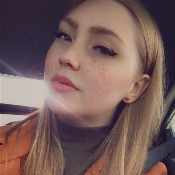 Meet your Posher, Cassandra - Picture 1 of 1